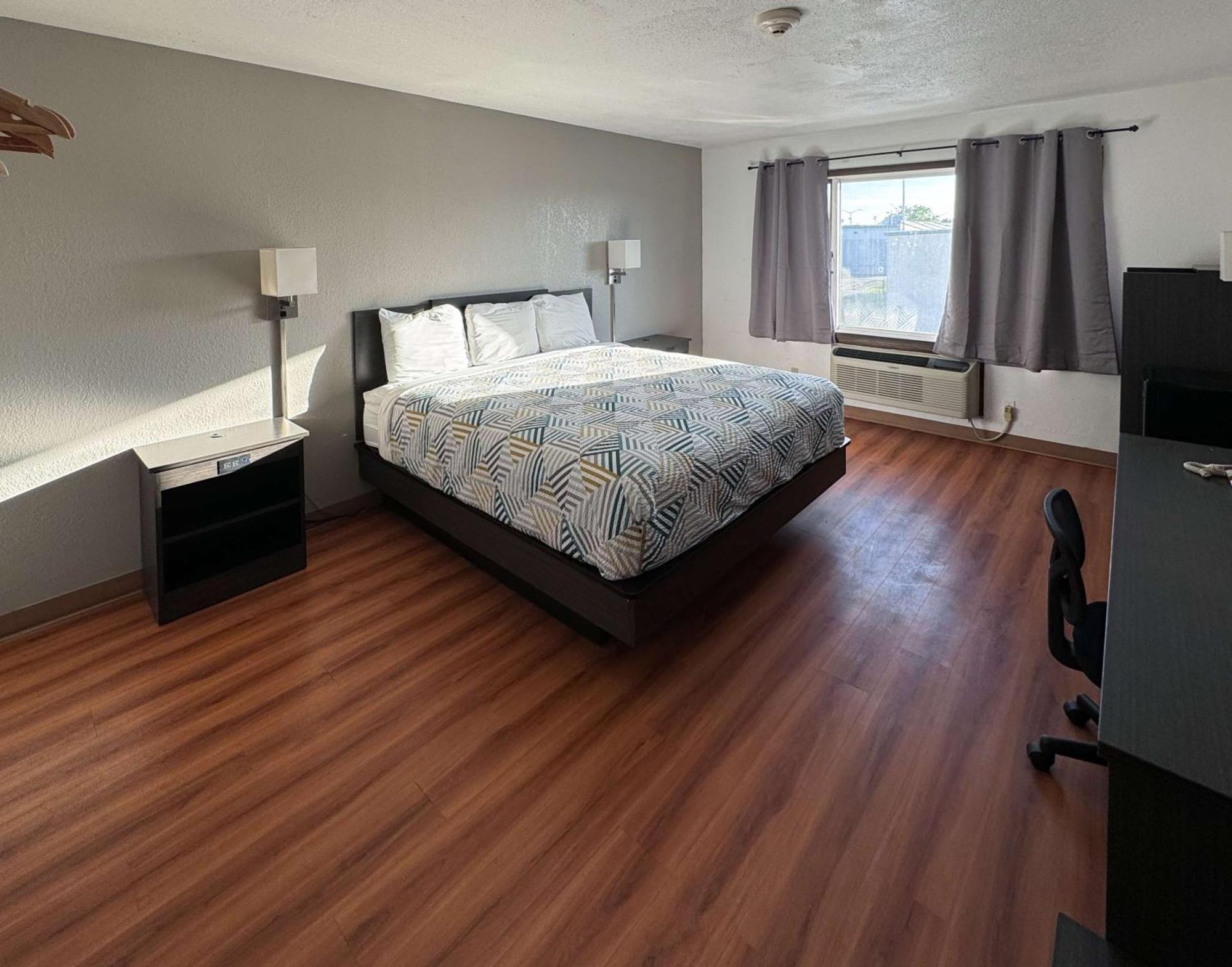 Executive Fond Du Hotel 2*